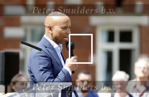 Amsterdam 15 juli 2024
Herdenkingsmonument Peter R. de Vries onthuld in Amsterdam Het kunstwerk bestaat uit twee bronzen handen die in elkaar grijpen en is gemaakt door kunstenares Rini Hurkmans. Burgemeester Femke Halsema en Kelly de Vries spreken tijdens de onthulling van het monument. Humbert Tan presenteert het . Ook zijn vrouw Jaqueline de Vries zoon Royce de Vries (met vrouw ) en Kelly de Vries (met partner) waren natuurlijk aanwezig .