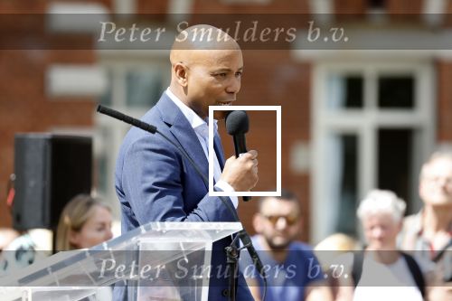 Amsterdam 15 juli 2024
Herdenkingsmonument Peter R. de Vries onthuld in Amsterdam Het kunstwerk bestaat uit twee bronzen handen die in elkaar grijpen en is gemaakt door kunstenares Rini Hurkmans. Burgemeester Femke Halsema en Kelly de Vries spreken tijdens de onthulling van het monument. Humbert Tan presenteert het . Ook zijn vrouw Jaqueline de Vries zoon Royce de Vries (met vrouw ) en Kelly de Vries (met partner) waren natuurlijk aanwezig .