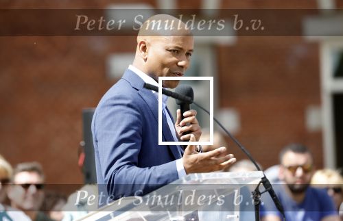 Amsterdam 15 juli 2024
Herdenkingsmonument Peter R. de Vries onthuld in Amsterdam Het kunstwerk bestaat uit twee bronzen handen die in elkaar grijpen en is gemaakt door kunstenares Rini Hurkmans. Burgemeester Femke Halsema en Kelly de Vries spreken tijdens de onthulling van het monument. Humbert Tan presenteert het . Ook zijn vrouw Jaqueline de Vries zoon Royce de Vries (met vrouw ) en Kelly de Vries (met partner) waren natuurlijk aanwezig .