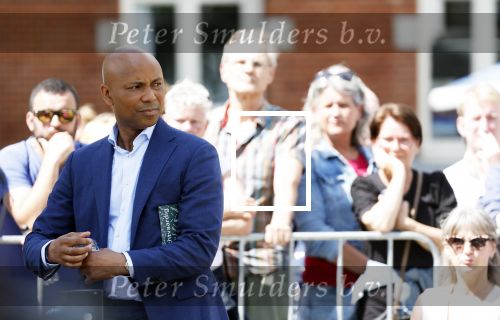Amsterdam 15 juli 2024
Herdenkingsmonument Peter R. de Vries onthuld in Amsterdam Het kunstwerk bestaat uit twee bronzen handen die in elkaar grijpen en is gemaakt door kunstenares Rini Hurkmans. Burgemeester Femke Halsema en Kelly de Vries spreken tijdens de onthulling van het monument. Humbert Tan presenteert het . Ook zijn vrouw Jaqueline de Vries zoon Royce de Vries (met vrouw ) en Kelly de Vries (met partner) waren natuurlijk aanwezig .