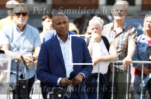 Amsterdam 15 juli 2024
Herdenkingsmonument Peter R. de Vries onthuld in Amsterdam Het kunstwerk bestaat uit twee bronzen handen die in elkaar grijpen en is gemaakt door kunstenares Rini Hurkmans. Burgemeester Femke Halsema en Kelly de Vries spreken tijdens de onthulling van het monument. Humbert Tan presenteert het . Ook zijn vrouw Jaqueline de Vries zoon Royce de Vries (met vrouw ) en Kelly de Vries (met partner) waren natuurlijk aanwezig .