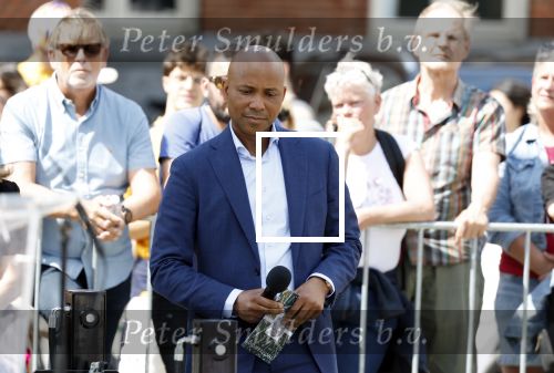 Amsterdam 15 juli 2024
Herdenkingsmonument Peter R. de Vries onthuld in Amsterdam Het kunstwerk bestaat uit twee bronzen handen die in elkaar grijpen en is gemaakt door kunstenares Rini Hurkmans. Burgemeester Femke Halsema en Kelly de Vries spreken tijdens de onthulling van het monument. Humbert Tan presenteert het . Ook zijn vrouw Jaqueline de Vries zoon Royce de Vries (met vrouw ) en Kelly de Vries (met partner) waren natuurlijk aanwezig .