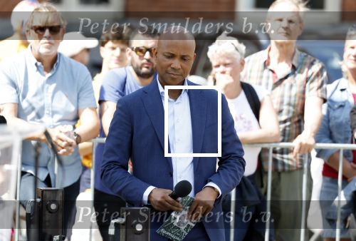 Amsterdam 15 juli 2024
Herdenkingsmonument Peter R. de Vries onthuld in Amsterdam Het kunstwerk bestaat uit twee bronzen handen die in elkaar grijpen en is gemaakt door kunstenares Rini Hurkmans. Burgemeester Femke Halsema en Kelly de Vries spreken tijdens de onthulling van het monument. Humbert Tan presenteert het . Ook zijn vrouw Jaqueline de Vries zoon Royce de Vries (met vrouw ) en Kelly de Vries (met partner) waren natuurlijk aanwezig .