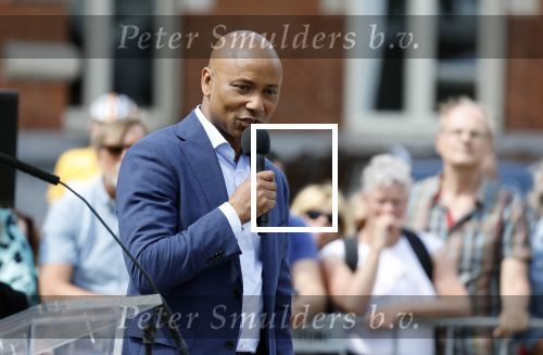 Amsterdam 15 juli 2024
Herdenkingsmonument Peter R. de Vries onthuld in Amsterdam Het kunstwerk bestaat uit twee bronzen handen die in elkaar grijpen en is gemaakt door kunstenares Rini Hurkmans. Burgemeester Femke Halsema en Kelly de Vries spreken tijdens de onthulling van het monument. Humbert Tan presenteert het . Ook zijn vrouw Jaqueline de Vries zoon Royce de Vries (met vrouw ) en Kelly de Vries (met partner) waren natuurlijk aanwezig .