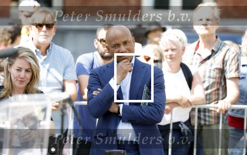 Amsterdam 15 juli 2024
Herdenkingsmonument Peter R. de Vries onthuld in Amsterdam Het kunstwerk bestaat uit twee bronzen handen die in elkaar grijpen en is gemaakt door kunstenares Rini Hurkmans. Burgemeester Femke Halsema en Kelly de Vries spreken tijdens de onthulling van het monument. Humbert Tan presenteert het . Ook zijn vrouw Jaqueline de Vries zoon Royce de Vries (met vrouw ) en Kelly de Vries (met partner) waren natuurlijk aanwezig .