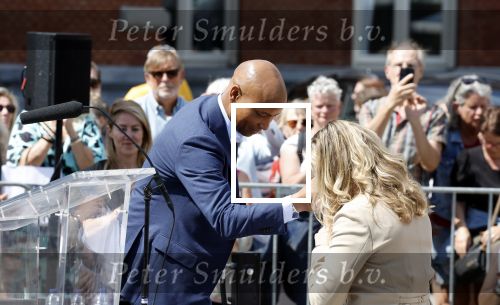 Amsterdam 15 juli 2024
Herdenkingsmonument Peter R. de Vries onthuld in Amsterdam Het kunstwerk bestaat uit twee bronzen handen die in elkaar grijpen en is gemaakt door kunstenares Rini Hurkmans. Burgemeester Femke Halsema en Kelly de Vries spreken tijdens de onthulling van het monument. Humbert Tan presenteert het . Ook zijn vrouw Jaqueline de Vries zoon Royce de Vries (met vrouw ) en Kelly de Vries (met partner) waren natuurlijk aanwezig .
