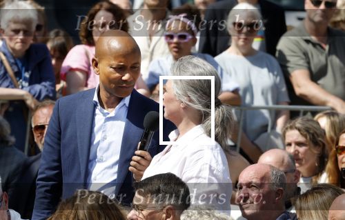 Amsterdam 15 juli 2024
Herdenkingsmonument Peter R. de Vries onthuld in Amsterdam Het kunstwerk bestaat uit twee bronzen handen die in elkaar grijpen en is gemaakt door kunstenares Rini Hurkmans. Burgemeester Femke Halsema en Kelly de Vries spreken tijdens de onthulling van het monument. Humbert Tan presenteert het . Ook zijn vrouw Jaqueline de Vries zoon Royce de Vries (met vrouw ) en Kelly de Vries (met partner) waren natuurlijk aanwezig .
