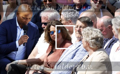 Amsterdam 15 juli 2024
Herdenkingsmonument Peter R. de Vries onthuld in Amsterdam Het kunstwerk bestaat uit twee bronzen handen die in elkaar grijpen en is gemaakt door kunstenares Rini Hurkmans. Burgemeester Femke Halsema en Kelly de Vries spreken tijdens de onthulling van het monument. Humbert Tan presenteert het . Ook zijn vrouw Jaqueline de Vries zoon Royce de Vries (met vrouw ) en Kelly de Vries (met partner) waren natuurlijk aanwezig .