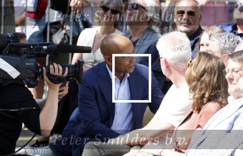 Amsterdam 15 juli 2024
Herdenkingsmonument Peter R. de Vries onthuld in Amsterdam Het kunstwerk bestaat uit twee bronzen handen die in elkaar grijpen en is gemaakt door kunstenares Rini Hurkmans. Burgemeester Femke Halsema en Kelly de Vries spreken tijdens de onthulling van het monument. Humbert Tan presenteert het . Ook zijn vrouw Jaqueline de Vries zoon Royce de Vries (met vrouw ) en Kelly de Vries (met partner) waren natuurlijk aanwezig .