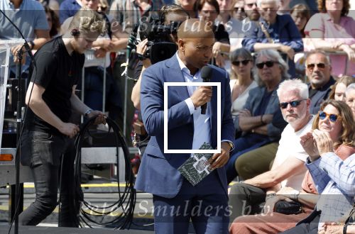 Amsterdam 15 juli 2024
Herdenkingsmonument Peter R. de Vries onthuld in Amsterdam Het kunstwerk bestaat uit twee bronzen handen die in elkaar grijpen en is gemaakt door kunstenares Rini Hurkmans. Burgemeester Femke Halsema en Kelly de Vries spreken tijdens de onthulling van het monument. Humbert Tan presenteert het . Ook zijn vrouw Jaqueline de Vries zoon Royce de Vries (met vrouw ) en Kelly de Vries (met partner) waren natuurlijk aanwezig .
