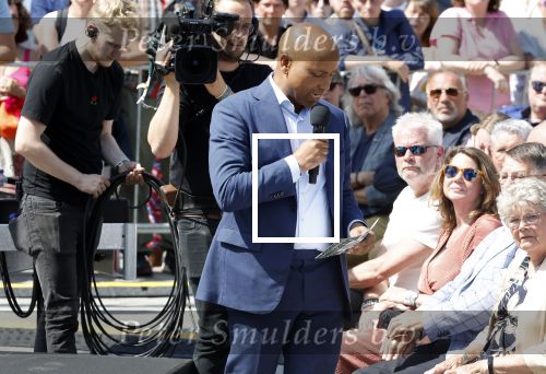 Amsterdam 15 juli 2024
Herdenkingsmonument Peter R. de Vries onthuld in Amsterdam Het kunstwerk bestaat uit twee bronzen handen die in elkaar grijpen en is gemaakt door kunstenares Rini Hurkmans. Burgemeester Femke Halsema en Kelly de Vries spreken tijdens de onthulling van het monument. Humbert Tan presenteert het . Ook zijn vrouw Jaqueline de Vries zoon Royce de Vries (met vrouw ) en Kelly de Vries (met partner) waren natuurlijk aanwezig .