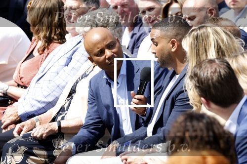 Amsterdam 15 juli 2024
Herdenkingsmonument Peter R. de Vries onthuld in Amsterdam Het kunstwerk bestaat uit twee bronzen handen die in elkaar grijpen en is gemaakt door kunstenares Rini Hurkmans. Burgemeester Femke Halsema en Kelly de Vries spreken tijdens de onthulling van het monument. Humbert Tan presenteert het . Ook zijn vrouw Jaqueline de Vries zoon Royce de Vries (met vrouw ) en Kelly de Vries (met partner) waren natuurlijk aanwezig .