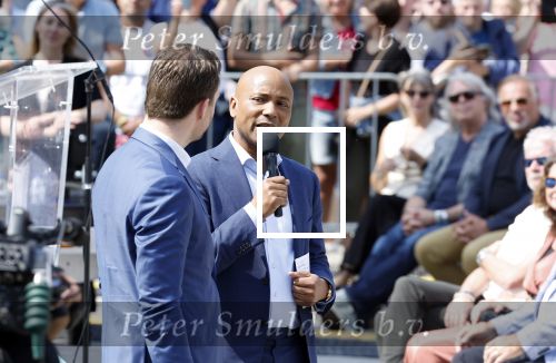 Amsterdam 15 juli 2024
Herdenkingsmonument Peter R. de Vries onthuld in Amsterdam Het kunstwerk bestaat uit twee bronzen handen die in elkaar grijpen en is gemaakt door kunstenares Rini Hurkmans. Burgemeester Femke Halsema en Kelly de Vries spreken tijdens de onthulling van het monument. Humbert Tan presenteert het . Ook zijn vrouw Jaqueline de Vries zoon Royce de Vries (met vrouw ) en Kelly de Vries (met partner) waren natuurlijk aanwezig .