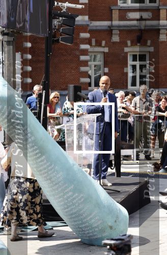 Amsterdam 15 juli 2024
Herdenkingsmonument Peter R. de Vries onthuld in Amsterdam Het kunstwerk bestaat uit twee bronzen handen die in elkaar grijpen en is gemaakt door kunstenares Rini Hurkmans. Burgemeester Femke Halsema en Kelly de Vries spreken tijdens de onthulling van het monument. Humbert Tan presenteert het . Ook zijn vrouw Jaqueline de Vries zoon Royce de Vries (met vrouw ) en Kelly de Vries (met partner) waren natuurlijk aanwezig .