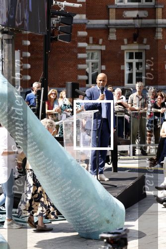 Amsterdam 15 juli 2024
Herdenkingsmonument Peter R. de Vries onthuld in Amsterdam Het kunstwerk bestaat uit twee bronzen handen die in elkaar grijpen en is gemaakt door kunstenares Rini Hurkmans. Burgemeester Femke Halsema en Kelly de Vries spreken tijdens de onthulling van het monument. Humbert Tan presenteert het . Ook zijn vrouw Jaqueline de Vries zoon Royce de Vries (met vrouw ) en Kelly de Vries (met partner) waren natuurlijk aanwezig .