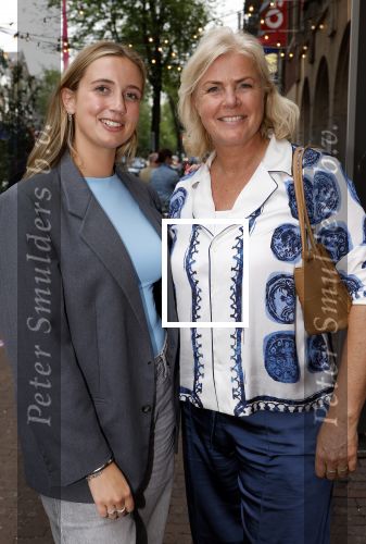 Amsterdam 15 juli 2024
Nino Wilkes en Leontine Ruiters bij Boom Boom Chicago.. Irene Moors met dochter