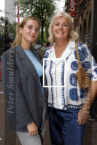 Amsterdam 15 juli 2024
Nino Wilkes en Leontine Ruiters bij Boom Boom Chicago.. Irene Moors met dochter