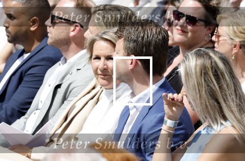 Amsterdam 15 juli 2024
Herdenkingsmonument Peter R. de Vries onthuld in Amsterdam Het kunstwerk bestaat uit twee bronzen handen die in elkaar grijpen en is gemaakt door kunstenares Rini Hurkmans. Burgemeester Femke Halsema en Kelly de Vries spreken tijdens de onthulling van het monument. Humbert Tan presenteert het . Ook zijn vrouw Jaqueline de Vries zoon Royce de Vries (met vrouw ) en Kelly de Vries (met partner) waren natuurlijk aanwezig .