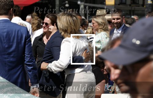 Amsterdam 15 juli 2024
Herdenkingsmonument Peter R. de Vries onthuld in Amsterdam Het kunstwerk bestaat uit twee bronzen handen die in elkaar grijpen en is gemaakt door kunstenares Rini Hurkmans. Burgemeester Femke Halsema en Kelly de Vries spreken tijdens de onthulling van het monument. Humbert Tan presenteert het . Ook zijn vrouw Jaqueline de Vries zoon Royce de Vries (met vrouw ) en Kelly de Vries (met partner) waren natuurlijk aanwezig .