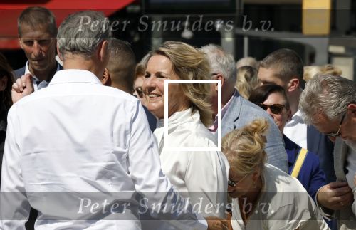 Amsterdam 15 juli 2024
Herdenkingsmonument Peter R. de Vries onthuld in Amsterdam Het kunstwerk bestaat uit twee bronzen handen die in elkaar grijpen en is gemaakt door kunstenares Rini Hurkmans. Burgemeester Femke Halsema en Kelly de Vries spreken tijdens de onthulling van het monument. Humbert Tan presenteert het . Ook zijn vrouw Jaqueline de Vries zoon Royce de Vries (met vrouw ) en Kelly de Vries (met partner) waren natuurlijk aanwezig .