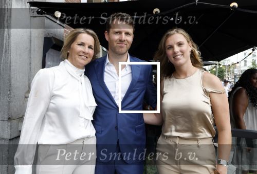 Amsterdam 15 juli 2024
Herdenkingsmonument Peter R. de Vries onthuld in Amsterdam Het kunstwerk bestaat uit twee bronzen handen die in elkaar grijpen en is gemaakt door kunstenares Rini Hurkmans. Burgemeester Femke Halsema en Kelly de Vries spreken tijdens de onthulling van het monument. Humbert Tan presenteert het . Ook zijn vrouw Jaqueline de Vries zoon Royce de Vries (met vrouw ) en Kelly de Vries (met partner) waren natuurlijk aanwezig .