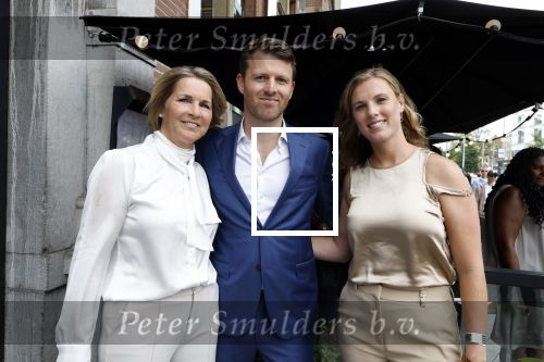 Amsterdam 15 juli 2024
Herdenkingsmonument Peter R. de Vries onthuld in Amsterdam Het kunstwerk bestaat uit twee bronzen handen die in elkaar grijpen en is gemaakt door kunstenares Rini Hurkmans. Burgemeester Femke Halsema en Kelly de Vries spreken tijdens de onthulling van het monument. Humbert Tan presenteert het . Ook zijn vrouw Jaqueline de Vries zoon Royce de Vries (met vrouw ) en Kelly de Vries (met partner) waren natuurlijk aanwezig .