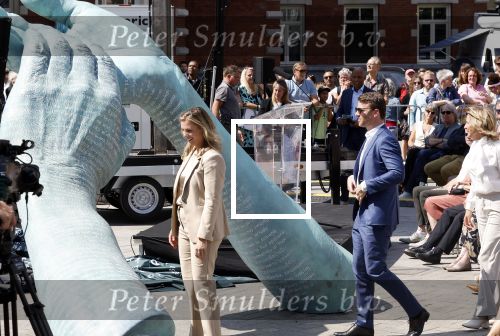 Amsterdam 15 juli 2024
Herdenkingsmonument Peter R. de Vries onthuld in Amsterdam Het kunstwerk bestaat uit twee bronzen handen die in elkaar grijpen en is gemaakt door kunstenares Rini Hurkmans. Burgemeester Femke Halsema en Kelly de Vries spreken tijdens de onthulling van het monument. Humbert Tan presenteert het . Ook zijn vrouw Jaqueline de Vries zoon Royce de Vries (met vrouw ) en Kelly de Vries (met partner) waren natuurlijk aanwezig .