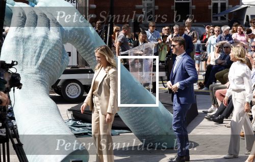Amsterdam 15 juli 2024
Herdenkingsmonument Peter R. de Vries onthuld in Amsterdam Het kunstwerk bestaat uit twee bronzen handen die in elkaar grijpen en is gemaakt door kunstenares Rini Hurkmans. Burgemeester Femke Halsema en Kelly de Vries spreken tijdens de onthulling van het monument. Humbert Tan presenteert het . Ook zijn vrouw Jaqueline de Vries zoon Royce de Vries (met vrouw ) en Kelly de Vries (met partner) waren natuurlijk aanwezig .