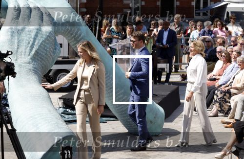 Amsterdam 15 juli 2024
Herdenkingsmonument Peter R. de Vries onthuld in Amsterdam Het kunstwerk bestaat uit twee bronzen handen die in elkaar grijpen en is gemaakt door kunstenares Rini Hurkmans. Burgemeester Femke Halsema en Kelly de Vries spreken tijdens de onthulling van het monument. Humbert Tan presenteert het . Ook zijn vrouw Jaqueline de Vries zoon Royce de Vries (met vrouw ) en Kelly de Vries (met partner) waren natuurlijk aanwezig .