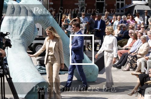Amsterdam 15 juli 2024
Herdenkingsmonument Peter R. de Vries onthuld in Amsterdam Het kunstwerk bestaat uit twee bronzen handen die in elkaar grijpen en is gemaakt door kunstenares Rini Hurkmans. Burgemeester Femke Halsema en Kelly de Vries spreken tijdens de onthulling van het monument. Humbert Tan presenteert het . Ook zijn vrouw Jaqueline de Vries zoon Royce de Vries (met vrouw ) en Kelly de Vries (met partner) waren natuurlijk aanwezig .