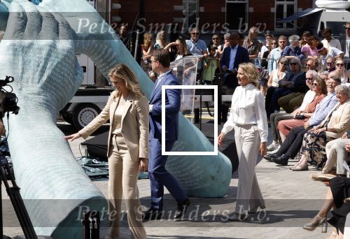 Amsterdam 15 juli 2024
Herdenkingsmonument Peter R. de Vries onthuld in Amsterdam Het kunstwerk bestaat uit twee bronzen handen die in elkaar grijpen en is gemaakt door kunstenares Rini Hurkmans. Burgemeester Femke Halsema en Kelly de Vries spreken tijdens de onthulling van het monument. Humbert Tan presenteert het . Ook zijn vrouw Jaqueline de Vries zoon Royce de Vries (met vrouw ) en Kelly de Vries (met partner) waren natuurlijk aanwezig .