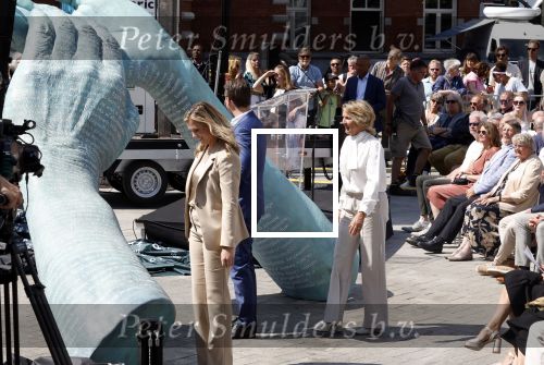 Amsterdam 15 juli 2024
Herdenkingsmonument Peter R. de Vries onthuld in Amsterdam Het kunstwerk bestaat uit twee bronzen handen die in elkaar grijpen en is gemaakt door kunstenares Rini Hurkmans. Burgemeester Femke Halsema en Kelly de Vries spreken tijdens de onthulling van het monument. Humbert Tan presenteert het . Ook zijn vrouw Jaqueline de Vries zoon Royce de Vries (met vrouw ) en Kelly de Vries (met partner) waren natuurlijk aanwezig .