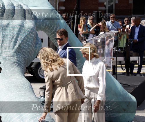 Amsterdam 15 juli 2024
Herdenkingsmonument Peter R. de Vries onthuld in Amsterdam Het kunstwerk bestaat uit twee bronzen handen die in elkaar grijpen en is gemaakt door kunstenares Rini Hurkmans. Burgemeester Femke Halsema en Kelly de Vries spreken tijdens de onthulling van het monument. Humbert Tan presenteert het . Ook zijn vrouw Jaqueline de Vries zoon Royce de Vries (met vrouw ) en Kelly de Vries (met partner) waren natuurlijk aanwezig .