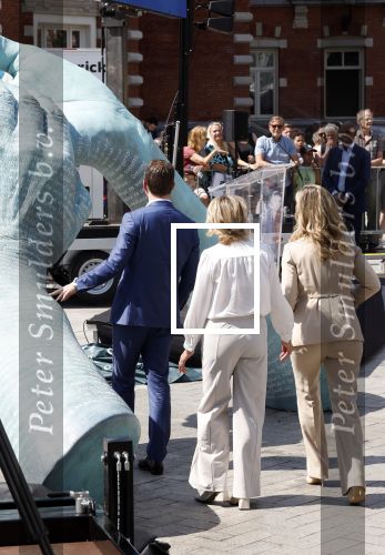 Amsterdam 15 juli 2024
Herdenkingsmonument Peter R. de Vries onthuld in Amsterdam Het kunstwerk bestaat uit twee bronzen handen die in elkaar grijpen en is gemaakt door kunstenares Rini Hurkmans. Burgemeester Femke Halsema en Kelly de Vries spreken tijdens de onthulling van het monument. Humbert Tan presenteert het . Ook zijn vrouw Jaqueline de Vries zoon Royce de Vries (met vrouw ) en Kelly de Vries (met partner) waren natuurlijk aanwezig .