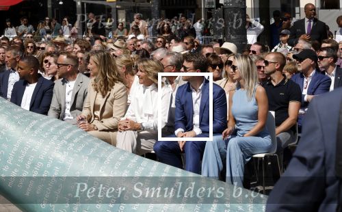 Amsterdam 15 juli 2024
Herdenkingsmonument Peter R. de Vries onthuld in Amsterdam Het kunstwerk bestaat uit twee bronzen handen die in elkaar grijpen en is gemaakt door kunstenares Rini Hurkmans. Burgemeester Femke Halsema en Kelly de Vries spreken tijdens de onthulling van het monument. Humbert Tan presenteert het . Ook zijn vrouw Jaqueline de Vries zoon Royce de Vries (met vrouw ) en Kelly de Vries (met partner) waren natuurlijk aanwezig .