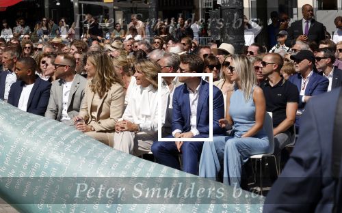 Amsterdam 15 juli 2024
Herdenkingsmonument Peter R. de Vries onthuld in Amsterdam Het kunstwerk bestaat uit twee bronzen handen die in elkaar grijpen en is gemaakt door kunstenares Rini Hurkmans. Burgemeester Femke Halsema en Kelly de Vries spreken tijdens de onthulling van het monument. Humbert Tan presenteert het . Ook zijn vrouw Jaqueline de Vries zoon Royce de Vries (met vrouw ) en Kelly de Vries (met partner) waren natuurlijk aanwezig .