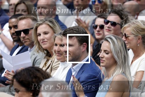 Amsterdam 15 juli 2024
Herdenkingsmonument Peter R. de Vries onthuld in Amsterdam Het kunstwerk bestaat uit twee bronzen handen die in elkaar grijpen en is gemaakt door kunstenares Rini Hurkmans. Burgemeester Femke Halsema en Kelly de Vries spreken tijdens de onthulling van het monument. Humbert Tan presenteert het . Ook zijn vrouw Jaqueline de Vries zoon Royce de Vries (met vrouw ) en Kelly de Vries (met partner) waren natuurlijk aanwezig .