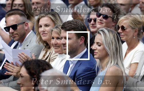 Amsterdam 15 juli 2024
Herdenkingsmonument Peter R. de Vries onthuld in Amsterdam Het kunstwerk bestaat uit twee bronzen handen die in elkaar grijpen en is gemaakt door kunstenares Rini Hurkmans. Burgemeester Femke Halsema en Kelly de Vries spreken tijdens de onthulling van het monument. Humbert Tan presenteert het . Ook zijn vrouw Jaqueline de Vries zoon Royce de Vries (met vrouw ) en Kelly de Vries (met partner) waren natuurlijk aanwezig .