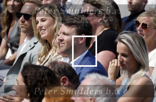 Amsterdam 15 juli 2024
Herdenkingsmonument Peter R. de Vries onthuld in Amsterdam Het kunstwerk bestaat uit twee bronzen handen die in elkaar grijpen en is gemaakt door kunstenares Rini Hurkmans. Burgemeester Femke Halsema en Kelly de Vries spreken tijdens de onthulling van het monument. Humbert Tan presenteert het . Ook zijn vrouw Jaqueline de Vries zoon Royce de Vries (met vrouw ) en Kelly de Vries (met partner) waren natuurlijk aanwezig .