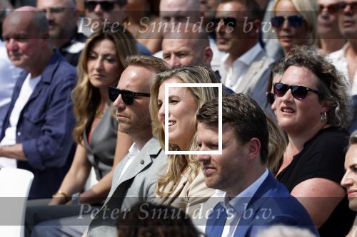 Amsterdam 15 juli 2024
Herdenkingsmonument Peter R. de Vries onthuld in Amsterdam Het kunstwerk bestaat uit twee bronzen handen die in elkaar grijpen en is gemaakt door kunstenares Rini Hurkmans. Burgemeester Femke Halsema en Kelly de Vries spreken tijdens de onthulling van het monument. Humbert Tan presenteert het . Ook zijn vrouw Jaqueline de Vries zoon Royce de Vries (met vrouw ) en Kelly de Vries (met partner) waren natuurlijk aanwezig .