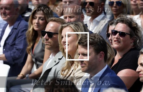 Amsterdam 15 juli 2024
Herdenkingsmonument Peter R. de Vries onthuld in Amsterdam Het kunstwerk bestaat uit twee bronzen handen die in elkaar grijpen en is gemaakt door kunstenares Rini Hurkmans. Burgemeester Femke Halsema en Kelly de Vries spreken tijdens de onthulling van het monument. Humbert Tan presenteert het . Ook zijn vrouw Jaqueline de Vries zoon Royce de Vries (met vrouw ) en Kelly de Vries (met partner) waren natuurlijk aanwezig .