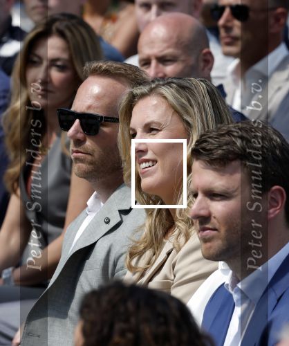 Amsterdam 15 juli 2024
Herdenkingsmonument Peter R. de Vries onthuld in Amsterdam Het kunstwerk bestaat uit twee bronzen handen die in elkaar grijpen en is gemaakt door kunstenares Rini Hurkmans. Burgemeester Femke Halsema en Kelly de Vries spreken tijdens de onthulling van het monument. Humbert Tan presenteert het . Ook zijn vrouw Jaqueline de Vries zoon Royce de Vries (met vrouw ) en Kelly de Vries (met partner) waren natuurlijk aanwezig .