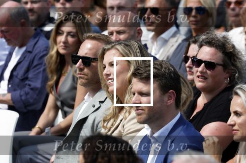 Amsterdam 15 juli 2024
Herdenkingsmonument Peter R. de Vries onthuld in Amsterdam Het kunstwerk bestaat uit twee bronzen handen die in elkaar grijpen en is gemaakt door kunstenares Rini Hurkmans. Burgemeester Femke Halsema en Kelly de Vries spreken tijdens de onthulling van het monument. Humbert Tan presenteert het . Ook zijn vrouw Jaqueline de Vries zoon Royce de Vries (met vrouw ) en Kelly de Vries (met partner) waren natuurlijk aanwezig .