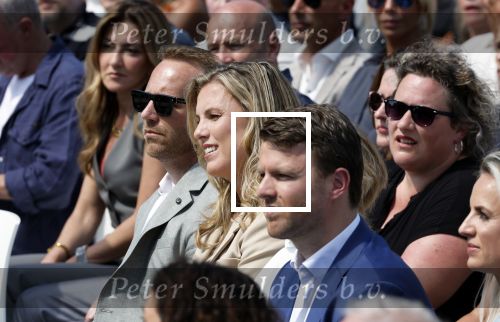 Amsterdam 15 juli 2024
Herdenkingsmonument Peter R. de Vries onthuld in Amsterdam Het kunstwerk bestaat uit twee bronzen handen die in elkaar grijpen en is gemaakt door kunstenares Rini Hurkmans. Burgemeester Femke Halsema en Kelly de Vries spreken tijdens de onthulling van het monument. Humbert Tan presenteert het . Ook zijn vrouw Jaqueline de Vries zoon Royce de Vries (met vrouw ) en Kelly de Vries (met partner) waren natuurlijk aanwezig .
