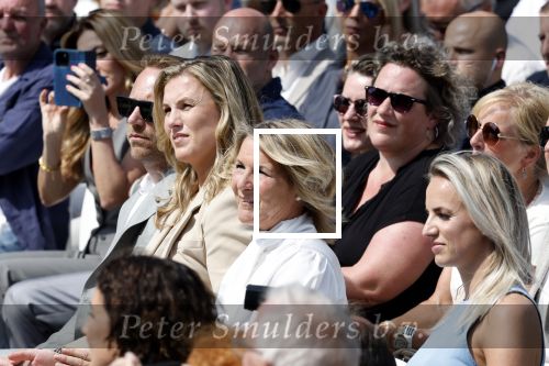Amsterdam 15 juli 2024
Herdenkingsmonument Peter R. de Vries onthuld in Amsterdam Het kunstwerk bestaat uit twee bronzen handen die in elkaar grijpen en is gemaakt door kunstenares Rini Hurkmans. Burgemeester Femke Halsema en Kelly de Vries spreken tijdens de onthulling van het monument. Humbert Tan presenteert het . Ook zijn vrouw Jaqueline de Vries zoon Royce de Vries (met vrouw ) en Kelly de Vries (met partner) waren natuurlijk aanwezig .