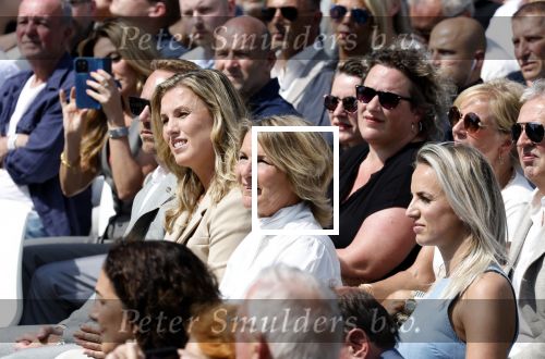 Amsterdam 15 juli 2024
Herdenkingsmonument Peter R. de Vries onthuld in Amsterdam Het kunstwerk bestaat uit twee bronzen handen die in elkaar grijpen en is gemaakt door kunstenares Rini Hurkmans. Burgemeester Femke Halsema en Kelly de Vries spreken tijdens de onthulling van het monument. Humbert Tan presenteert het . Ook zijn vrouw Jaqueline de Vries zoon Royce de Vries (met vrouw ) en Kelly de Vries (met partner) waren natuurlijk aanwezig .