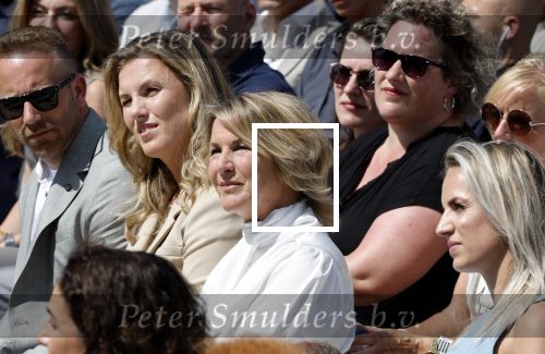 Amsterdam 15 juli 2024
Herdenkingsmonument Peter R. de Vries onthuld in Amsterdam Het kunstwerk bestaat uit twee bronzen handen die in elkaar grijpen en is gemaakt door kunstenares Rini Hurkmans. Burgemeester Femke Halsema en Kelly de Vries spreken tijdens de onthulling van het monument. Humbert Tan presenteert het . Ook zijn vrouw Jaqueline de Vries zoon Royce de Vries (met vrouw ) en Kelly de Vries (met partner) waren natuurlijk aanwezig .