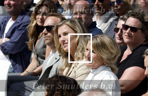 Amsterdam 15 juli 2024
Herdenkingsmonument Peter R. de Vries onthuld in Amsterdam Het kunstwerk bestaat uit twee bronzen handen die in elkaar grijpen en is gemaakt door kunstenares Rini Hurkmans. Burgemeester Femke Halsema en Kelly de Vries spreken tijdens de onthulling van het monument. Humbert Tan presenteert het . Ook zijn vrouw Jaqueline de Vries zoon Royce de Vries (met vrouw ) en Kelly de Vries (met partner) waren natuurlijk aanwezig .