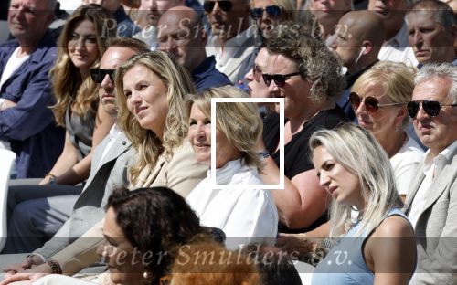 Amsterdam 15 juli 2024
Herdenkingsmonument Peter R. de Vries onthuld in Amsterdam Het kunstwerk bestaat uit twee bronzen handen die in elkaar grijpen en is gemaakt door kunstenares Rini Hurkmans. Burgemeester Femke Halsema en Kelly de Vries spreken tijdens de onthulling van het monument. Humbert Tan presenteert het . Ook zijn vrouw Jaqueline de Vries zoon Royce de Vries (met vrouw ) en Kelly de Vries (met partner) waren natuurlijk aanwezig .