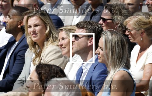 Amsterdam 15 juli 2024
Herdenkingsmonument Peter R. de Vries onthuld in Amsterdam Het kunstwerk bestaat uit twee bronzen handen die in elkaar grijpen en is gemaakt door kunstenares Rini Hurkmans. Burgemeester Femke Halsema en Kelly de Vries spreken tijdens de onthulling van het monument. Humbert Tan presenteert het . Ook zijn vrouw Jaqueline de Vries zoon Royce de Vries (met vrouw ) en Kelly de Vries (met partner) waren natuurlijk aanwezig .